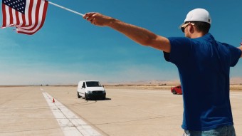 Mindent ver az eszelős villanyos furgon