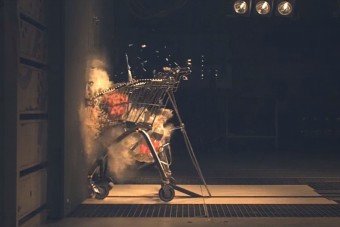 Így törik a 120 km/órával falnak csapódó bevásárlókocsi