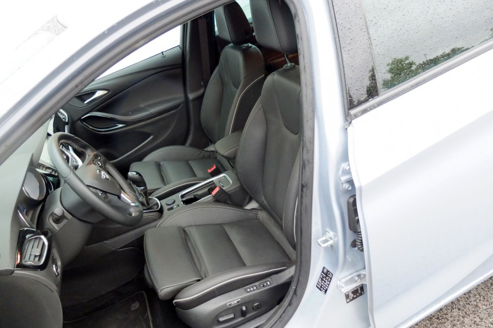 Mindent bele kombi az Opeltől, terebélyes farral 3 A tökéletes kényelmet kínáló ülések felára 500 000 Forint