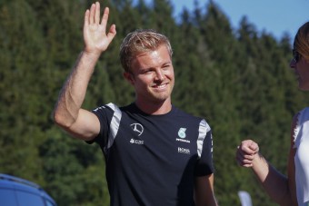 F1: Rosberg az élen, Alonso nem vezethetett