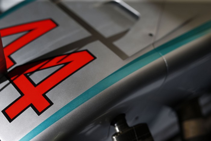 F1: Hamilton 15 helyet bukik – kétszer
