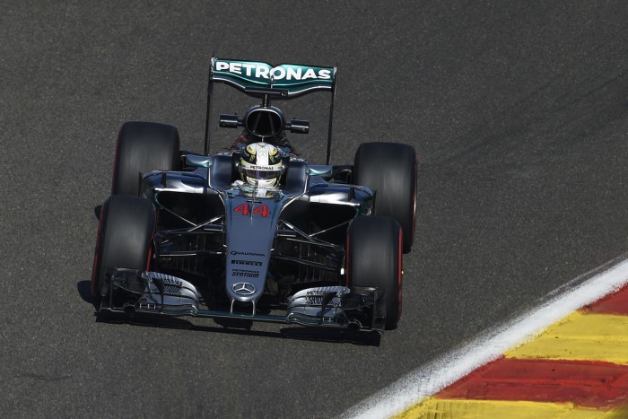 F1: A rajt előtt is büntették Hamiltont