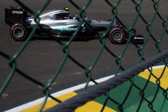 F1: Rosbergé a pole, Verstappen a nyakán