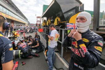 F1: A főnök is félszívvel védi Verstappent