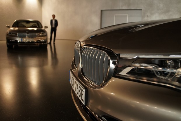 A BMW megmutatta a jövőt. Nem volt benne nagy durranás 4 Cseppet sem csorbít a 7-es eleganciáján a kétliteres benzinmotorra épülő hibridrendszer
