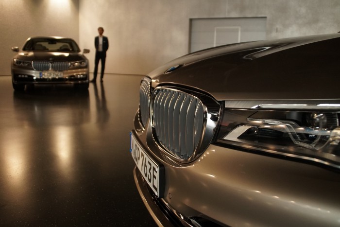 Cseppet sem csorbít a 7-es eleganciáján a kétliteres benzinmotorra épülő hibridrendszer