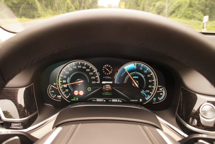 Amikor a teljes tűzerőt is bevetni képest automata üzemmódban van, így néz ki a 740e műszeregysége