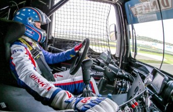 Ezért kell a bukósisak még a kamionban is