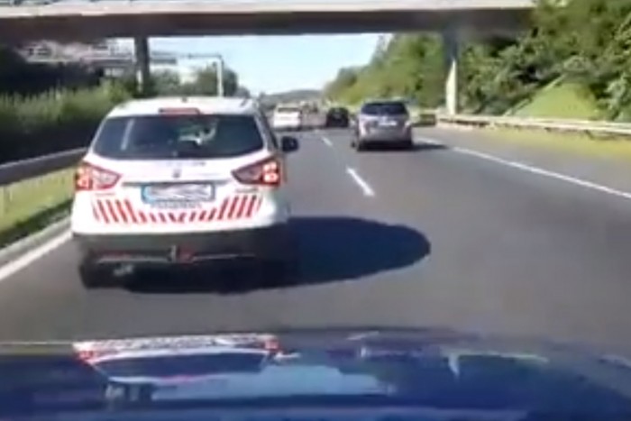 Pofátlan polgárőr igazságosztót játszik az autópályán