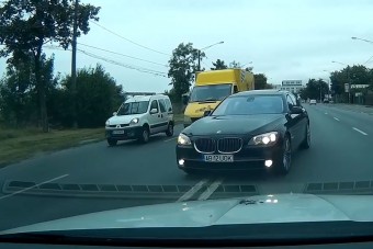 Ennek a bunkó törtetőnek ismeretlen a dupla záróvonal