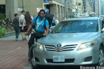 Taxira ütött a bringás, bosszúból ráhúzta a kormányt