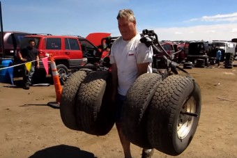 Bontott alkatrészért erőemelő bohócot csináltak magukból