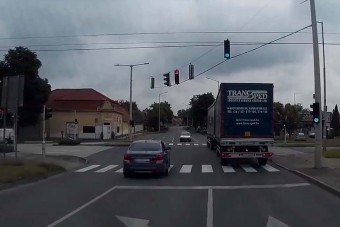 Nem bírta a kamionok mögött, veszélyesen előzött