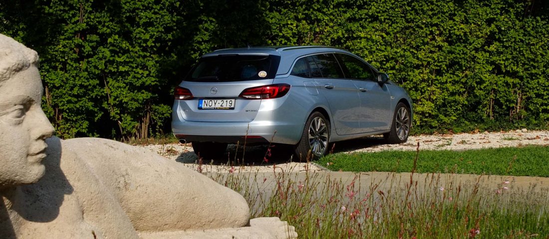 Mindent bele kombi az Opeltől, terebélyes farral