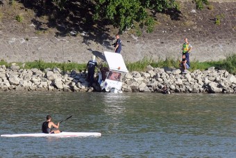 A Dunába gurult a közteresek villanyautója