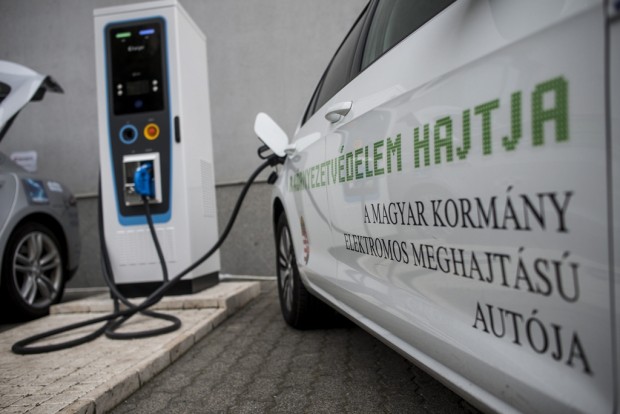 Magyar fejlesztésû elektromosautó-töltõt avattak Budapesten