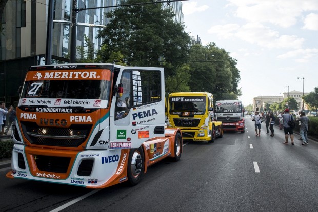 Ellepték Budapestet a versenykamionok 2 Szinte valamennyi versenykamion felsorakozott a kamion Európa-bajnokság hétvégi futama előtt tartott szurkolói felvonuláson a fővárosi Hősök terén.