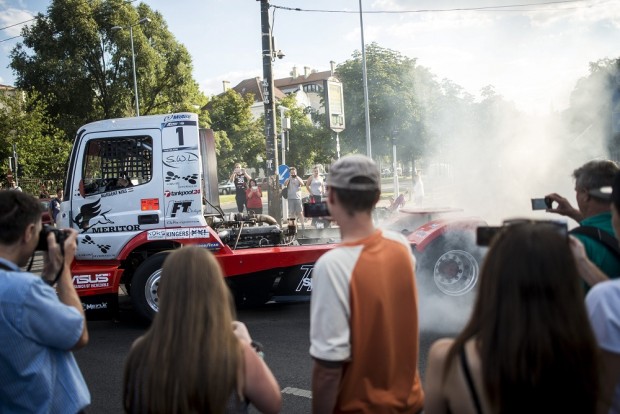 Ellepték Budapestet a versenykamionok 3 Egy kis drift mindenkinek kell. Fotó: MTI, Marjai János