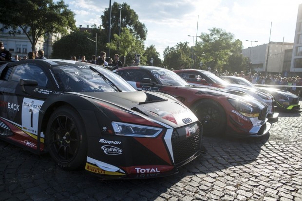 Ellepték Budapestet a versenykamionok 4 A BlancPain GT széria versenyautóit is megcsodálhatták az érdeklődők. Ötvenhatosok terén. A kamion Eb-futam mellett két másik sorozat, a Blancpain GT Series, valamint a Swift Cup Europe versenyeit is megrendezik a Hungaroringen. MTI Fotó: Marjai János