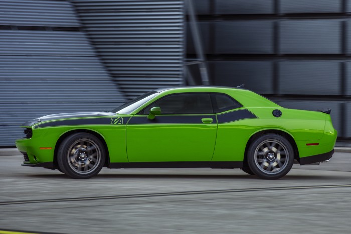 Lyukas fényszóróval villog a retró versenyautó 1 | Vezess 2017 Dodge Challenger T/A