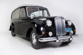 Eladó John Lennon legendás autója