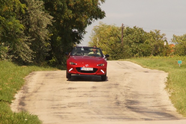 Ugratók a magyar utakon 2 Az MX-5 elég kemény és könnyű kocsi ahhoz, hogy az első kerekek egy pillanatra elemelkedjenek még legális tempónál is a Szár és Újbarok közti huplin