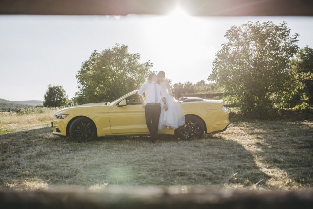 Ford Mustang, négy hengerrel: nem tragédia 7 Ideális esküvői autó a Mustang Convertible. Balsai Balázs kollégánk is így érezte. Kép: Bowtie - Weddings