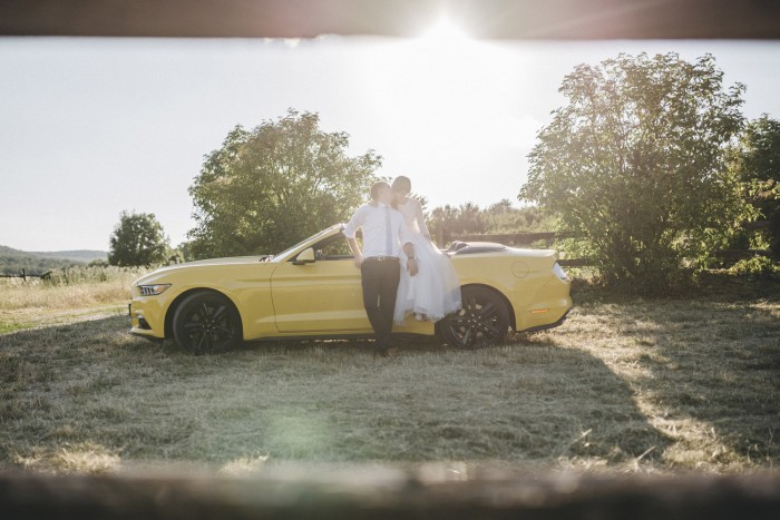 Ford Mustang, négy hengerrel: nem tragédia 8 Ideális esküvői autó a Mustang Convertible. Balsai Balázs kollégánk is így érezte. Kép: Bowtie - Weddings
