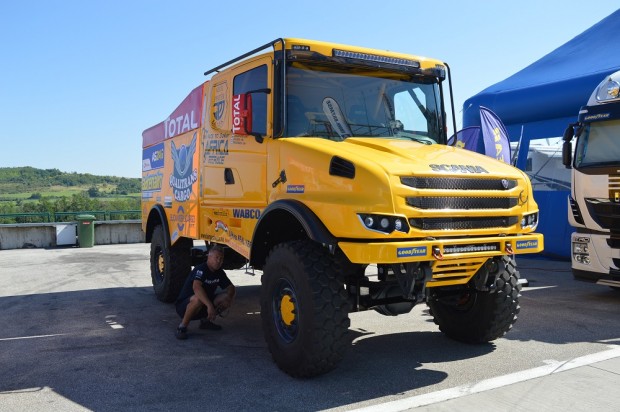 Ellepték Budapestet a versenykamionok 6 Ritka látvány ez a hatalmas Dakarra szánt Scania. A kép jól illusztrálja, hogy van aki guggolva is elfér alatt.