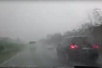 Videón az M7-esre zúduló özönvíz