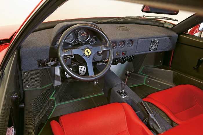 Pokoli duó: régi az új Ferrari ellen 11 Fémes csattanás kíséretében tudjuk egyes fokozatba húzni a kart a nyitott kulisszában, alul, bal oldalra.
