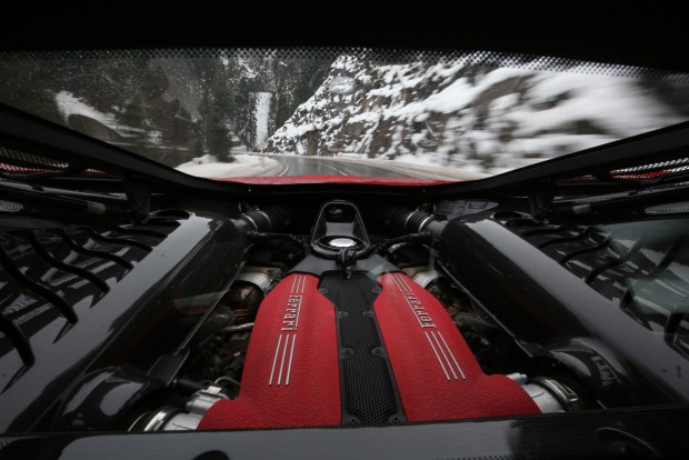 Pokoli duó: régi az új Ferrari ellen 1 Névleges teljesítményét (670 LE) 8000/perc fordulaton éri el a V8-as biturbó motor.