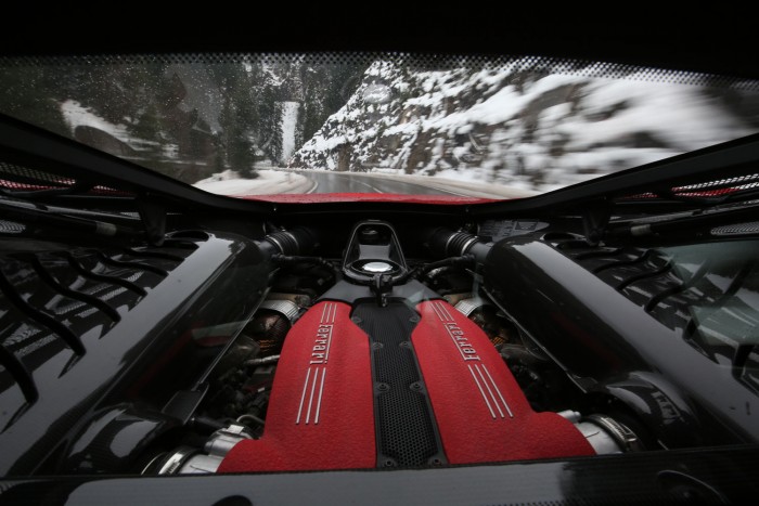 Pokoli duó: régi az új Ferrari ellen 2 Névleges teljesítményét (670 LE) 8000/perc fordulaton éri el a V8-as biturbó motor.
