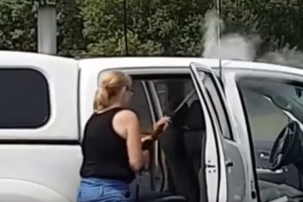 Te jó ég, mit művel ez a nő autómosás címén?