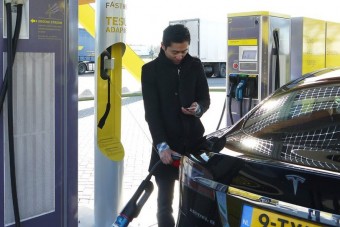 Hollandia betilthatja a benzin- és dízelmotorokat