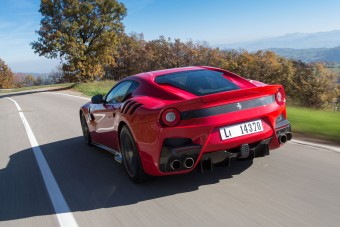 Különadót vetnek ki a luxusautókra