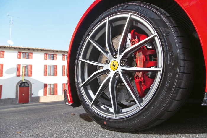 Ferrari, amiből a pesti milliárdos is vett 6 Lyuggatott kerámiatárcsák, átmérő: 398/360 mm