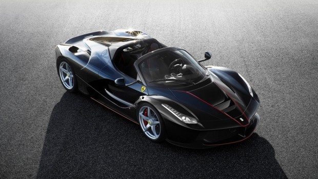 7 tipp autóvásárláshoz irdatlanul gazdagoknak 4 A Ferrari csúcsmodelljének, a LaFerrari-nak zárt változatából már minden darab elkelt, de most érkezik a nyitott Aperta változata. Természetesen ebben is a 6,3 literes V12-es motor dolgozik majd a KERS rendszerrel együtt, így garantált a 3 másodperc alatti 100-as gyorsulás. A hibrid rendszer összteljesítménye közel ezer lóerő. Az autóhoz szénszálas keménytető és vászontető is jár a bő 600 millió forintos vételár ellenében, ami valószínűleg pillanatokon belül többszörösére duzzadhat.