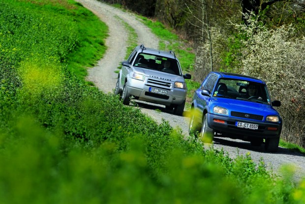 Toyota RAV4 vagy Land Rover Freelander? 3 Az angol sport utility vehicle (SUV) rövidítése annyit jelent: sportos haszonjármű. Valójában egy megemelt hasmagasságú személyautó, csekély terepképességekkel és sokat ígérő külalakkal