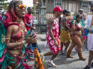 Lewis Hamilton az utcán szúrta a nőket