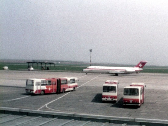 Nyugdíjas Ikarus-ok Ferihegyen 5 Az előtérben Ikarusok, a háttérben a svájci Balair gépe