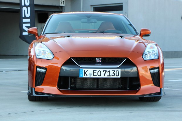 GT-R – Kényelemre gyúr a japán szörny 1 A kocsi orrészén megjelent a mai Nissank ezürtszínű V hűtőmaszkja