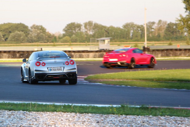 GT-R – Kényelemre gyúr a japán szörny 5 Kanyarban kissé megdöl a kasztni
