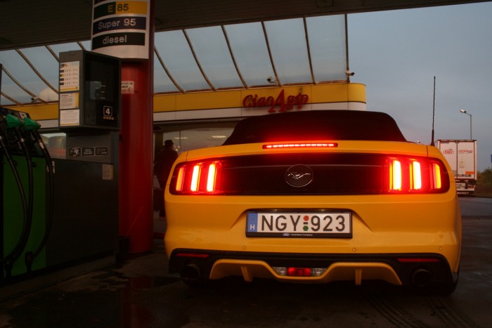 Ford Mustang, négy hengerrel: nem tragédia 10 Szégyentelenül zabál a turbós négyhengeres, akkor is, ha nem tépünk vele