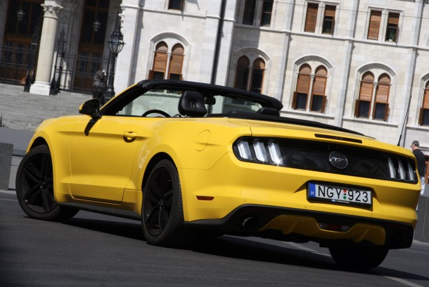 Ford Mustang, négy hengerrel: nem tragédia 3 Európában széria a Performance Pack, rendes fékekkel és jobb hűtéssel. Nem is árt, mert 317 lóerős és 432 Nm sok mindenre elég