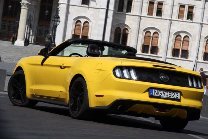 Ford Mustang, négy hengerrel: nem tragédia 4 Európában széria a Performance Pack, rendes fékekkel és jobb hűtéssel. Nem is árt, mert 317 lóerős és 432 Nm sok mindenre elég