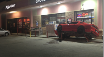 Benzinkútnak ütközött a Mustang, hangos perpatvar lett a vége