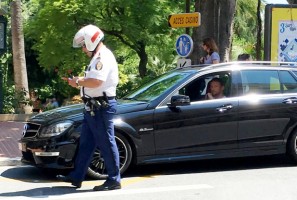 F1: Buttont lemeszelte egy rendőr Monacóban