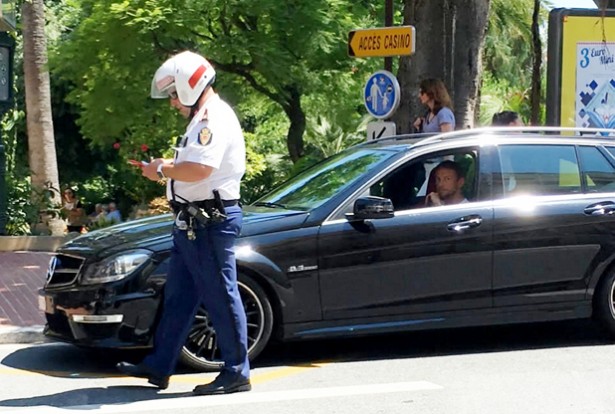 F1: Buttont lemeszelte egy rendőr Monacóban