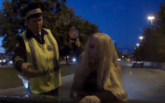 Rendőr szedte le az autóra fekvő alélt fiatal lányt